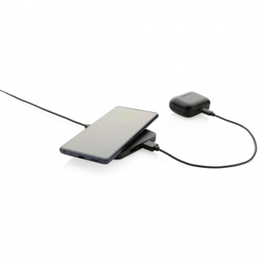 Logotrade reklaamtooted pilt: RCS taaskasutatud plastist 10 W juhtmeta laadija USB-portidega