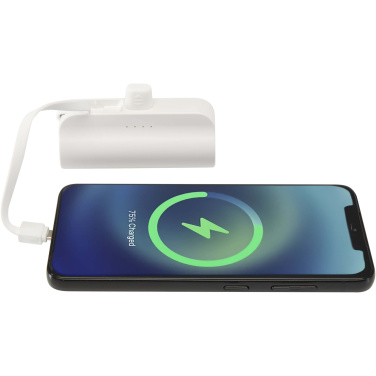 Logotrade mainostuote tuotekuva: Alnair 5 000 mAh:n ja 10 W:n kierrätetystä muovista valmistettu Type-C-varavirtalähde, jossa sisäänrakennettu jalusta ja 2-in-1-kaapeli