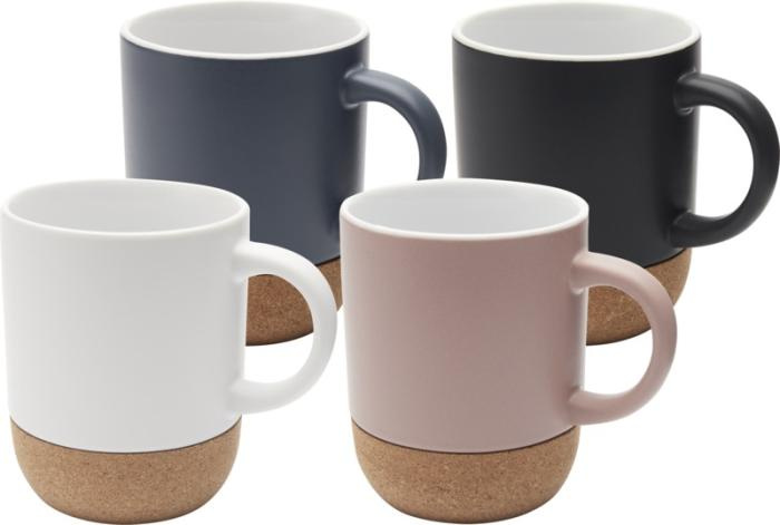 Logotrade mainostuote tuotekuva: Billie 300 ml:n keraaminen muki korkkiyksityiskohdilla ja mattapinnalla