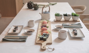 Лого трейд бизнес-подарки фото: Большая сервировочная доска из бамбука Ukiyo