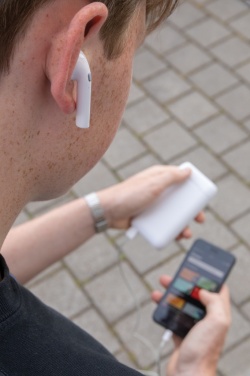 Logotrade kampanjprodukter bild: Liberty TWS öronsnäckor med 5.000 mAh powerbank