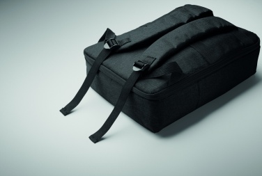 Logotrade reklamprodukter bild: En säker 15-tums laptopryggsäck tillverkad av 300D RPET med 210D RPET-foder och anpassningsbar tryckning.